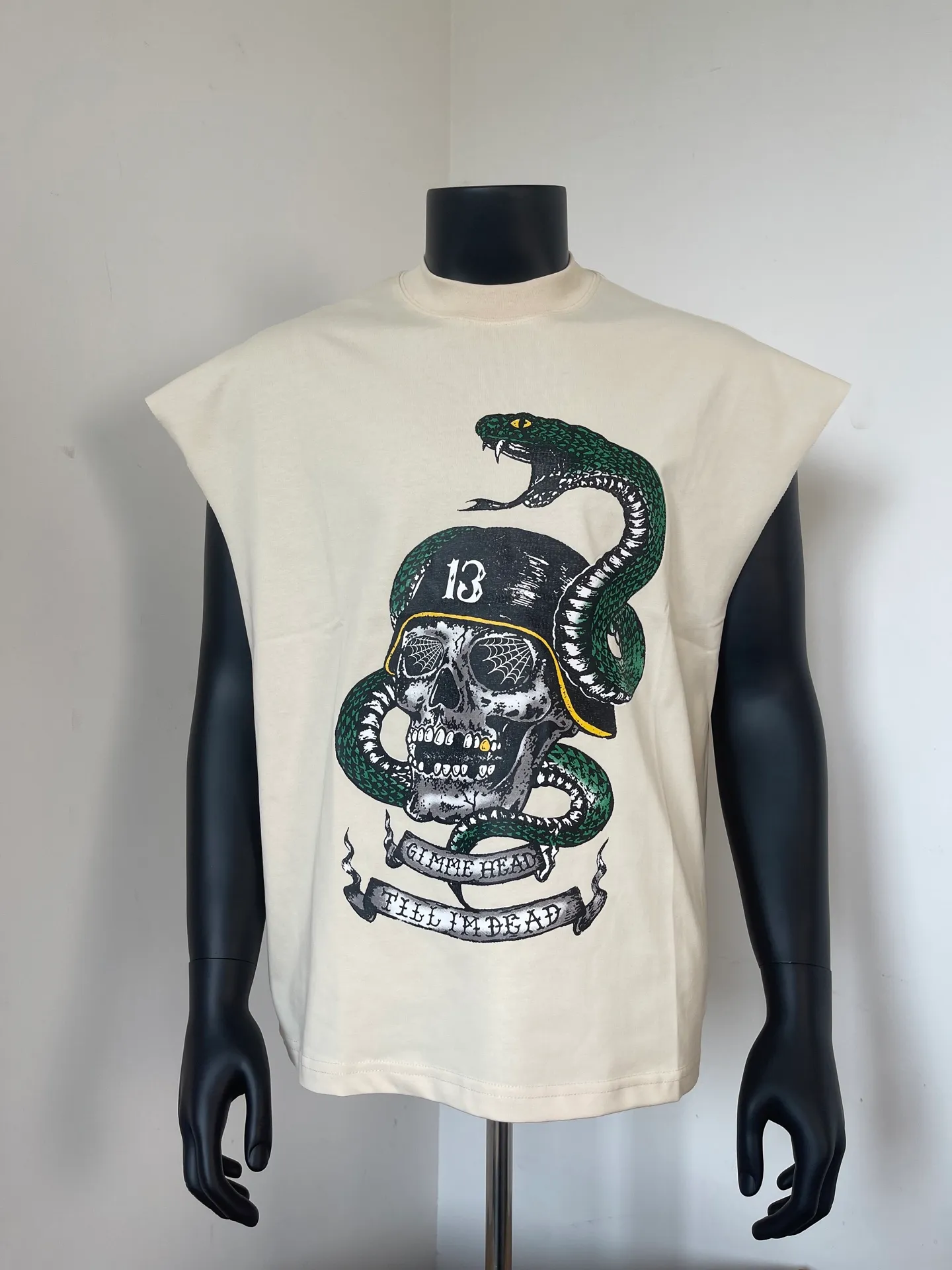 pt model number #G1016 P116 GALLERY DEPT. Old and frayed sleeveless waistcoat short sleeves. Skull and snake year limited edition. Front and back printing. Made of 280G double yarn pure cotton. The fabric is comfortable and stylish. After washing and distressing, the upper body becomes more fashionable and cool. The collar and hem are frayed. The design is full. The US version is too large. Color: washed black, apricot, size S/M/L/XL.